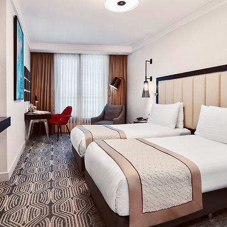 Moevenpick Istanbul Hotel Golden Horn Exteriér fotografie A room at the hotel