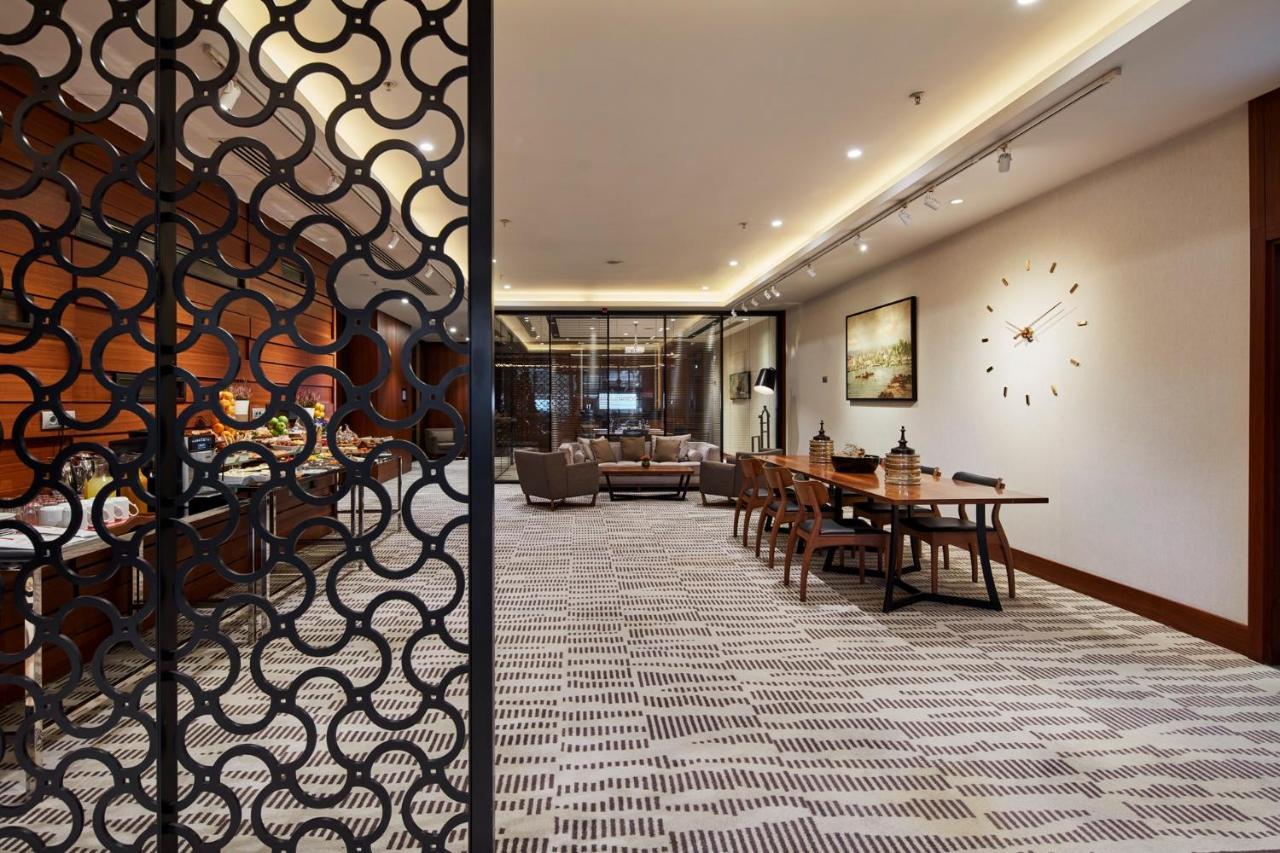 Moevenpick Istanbul Hotel Golden Horn Exteriér fotografie The Club at Hong Kong International Airport