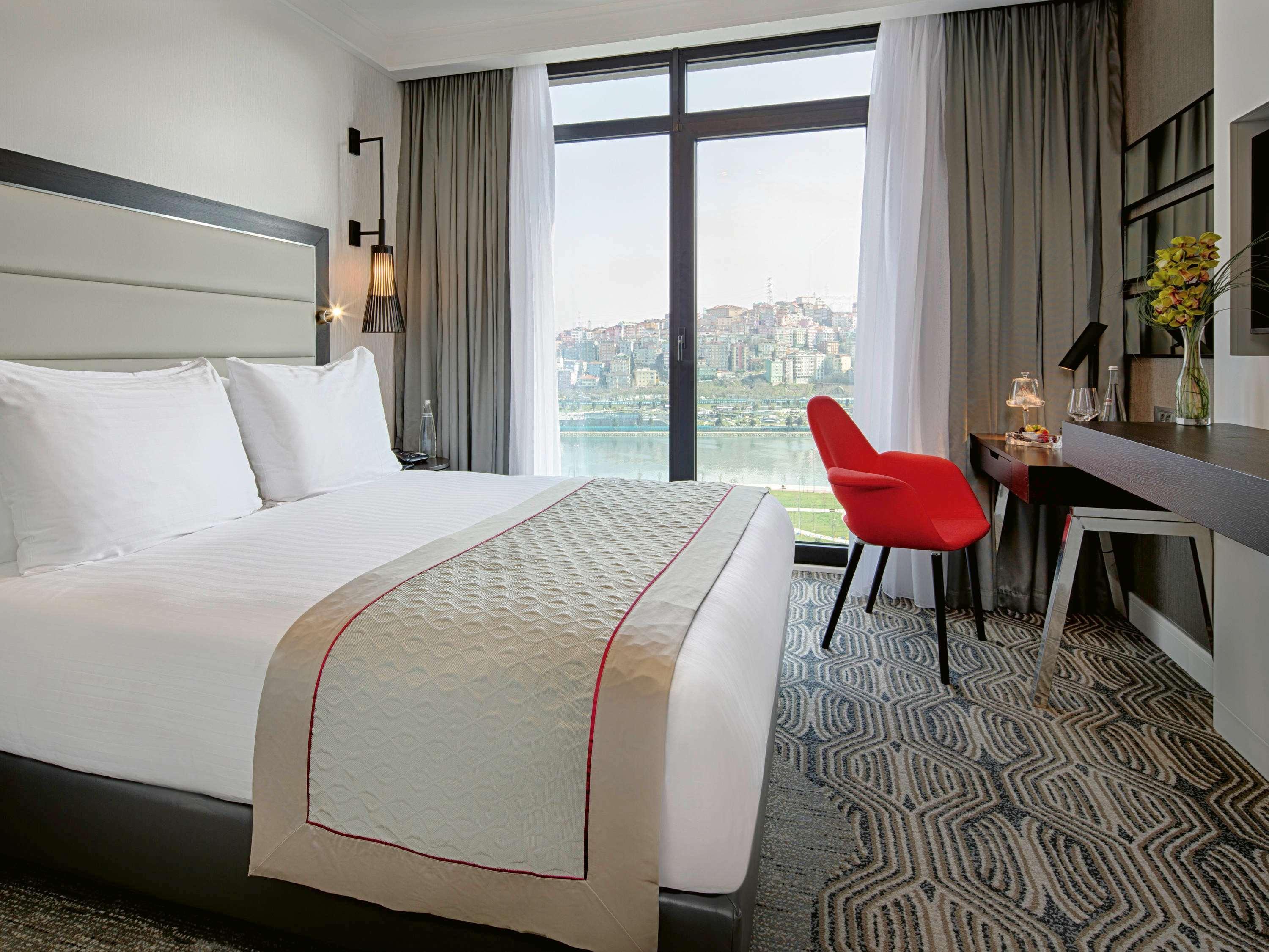 Moevenpick Istanbul Hotel Golden Horn Exteriér fotografie A room at the hotel