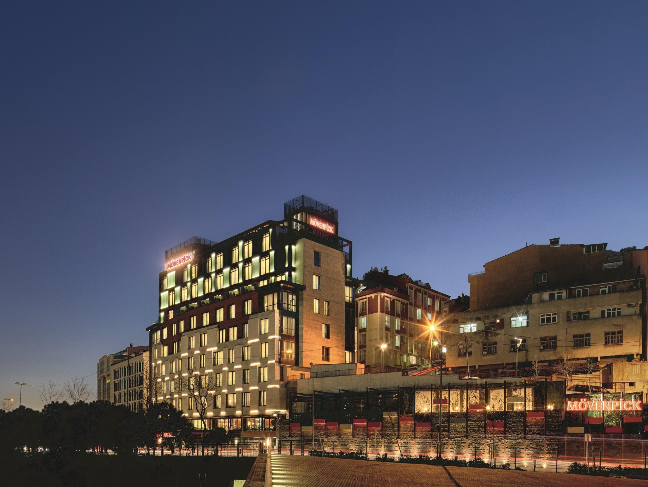 Moevenpick Istanbul Hotel Golden Horn Exteriér fotografie The hotel at night