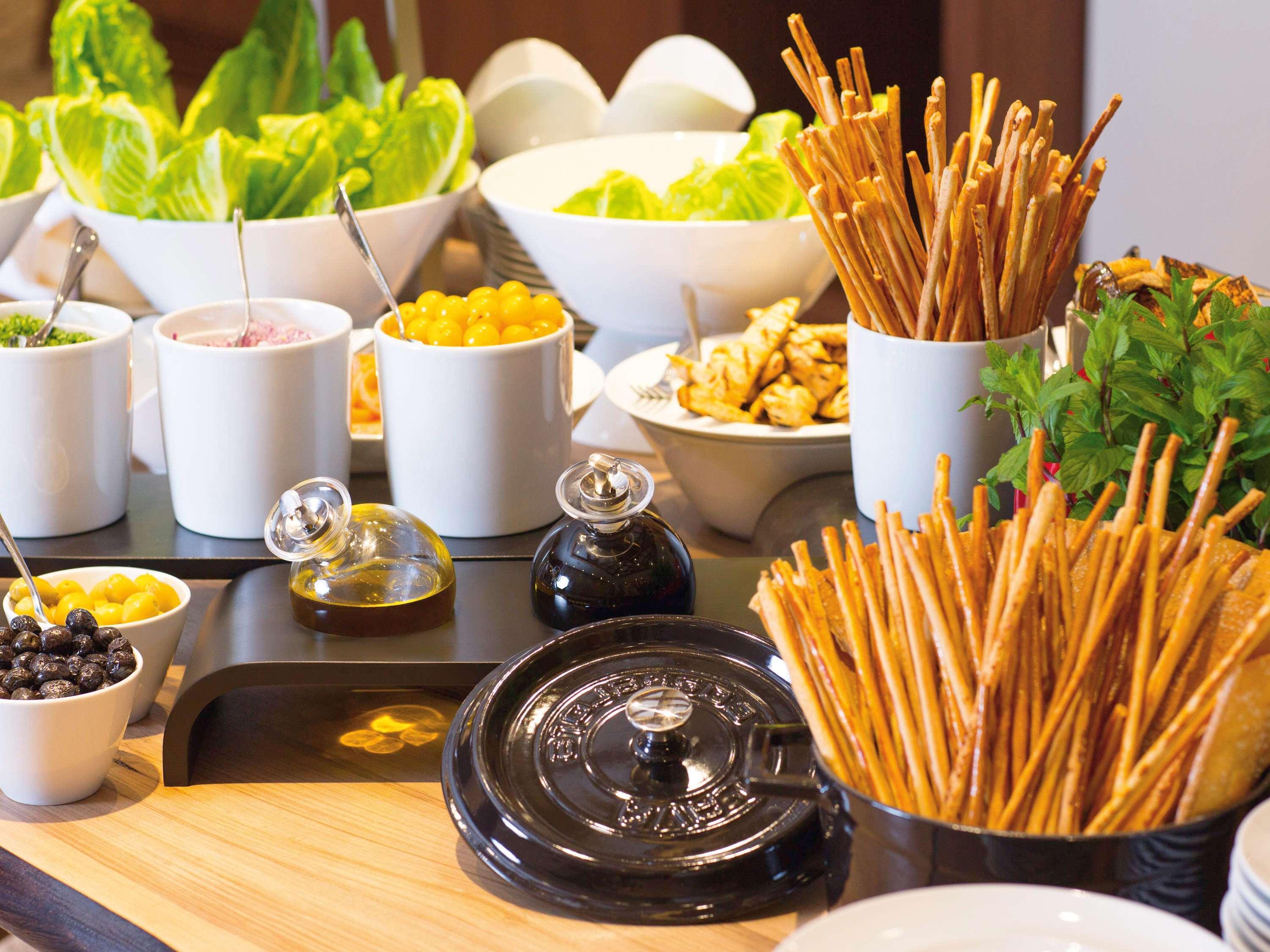 Moevenpick Istanbul Hotel Golden Horn Exteriér fotografie A buffet with breadsticks
