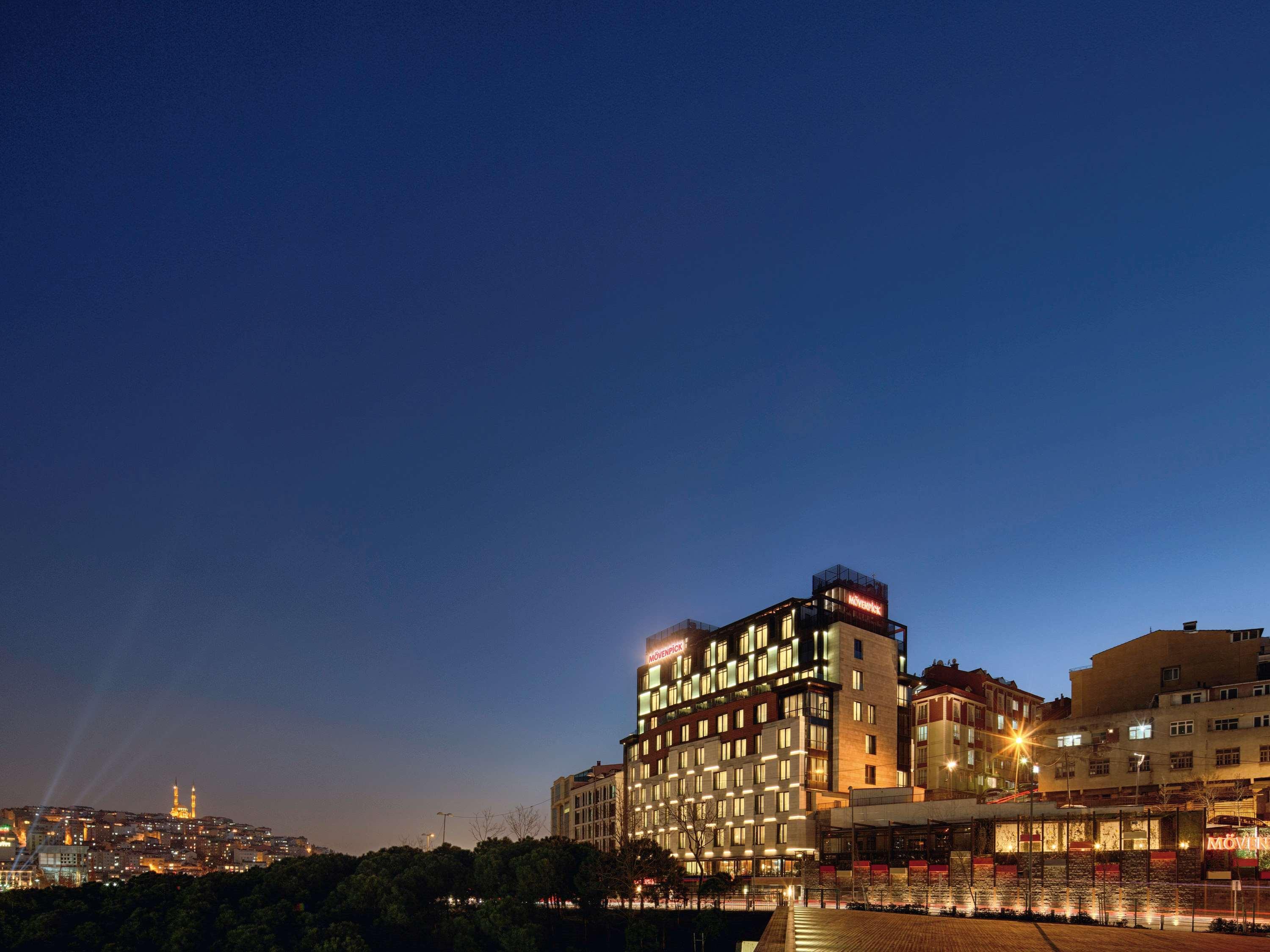 Moevenpick Istanbul Hotel Golden Horn Exteriér fotografie The hotel at night