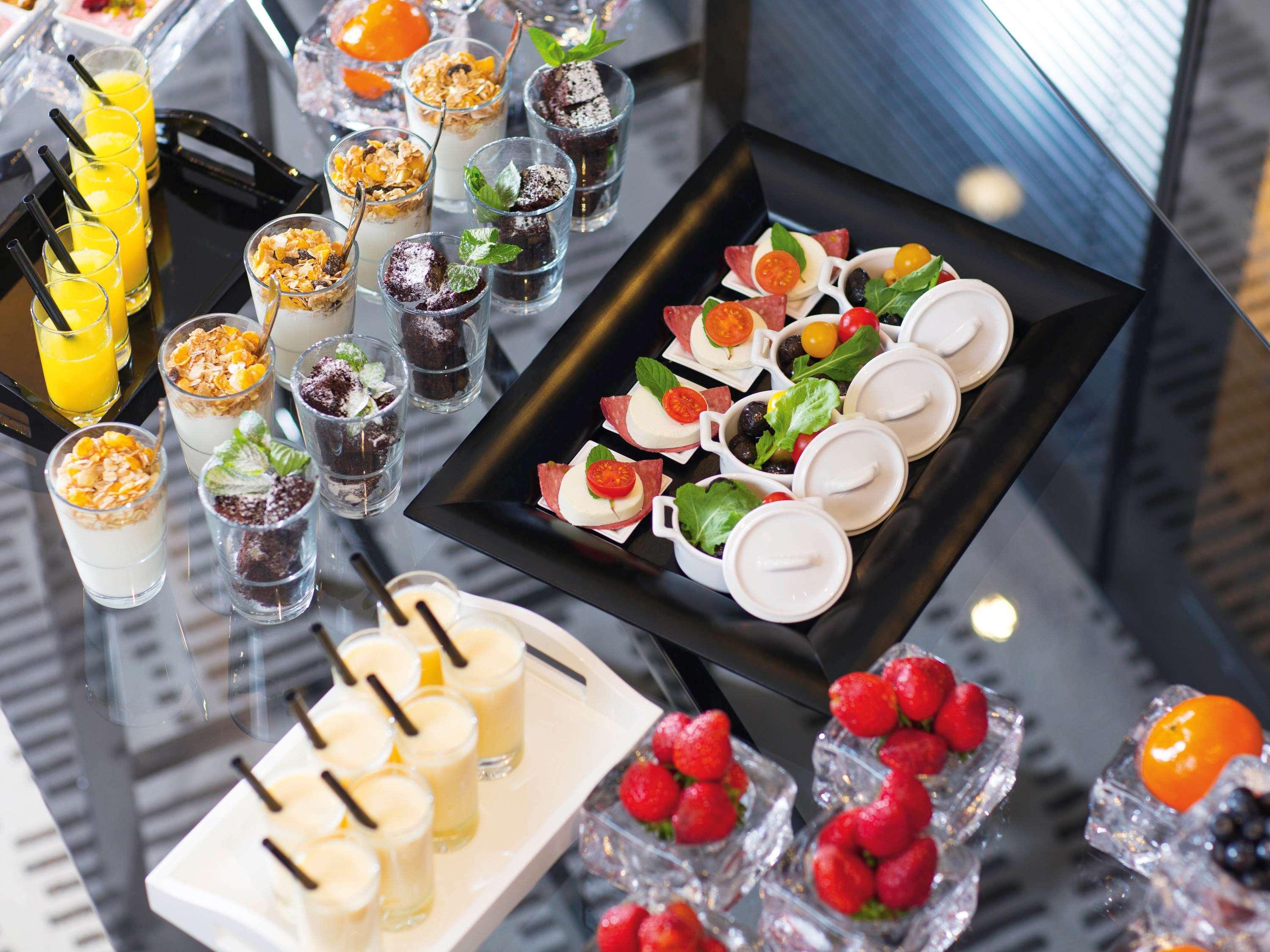 Moevenpick Istanbul Hotel Golden Horn Exteriér fotografie A selection of canapés