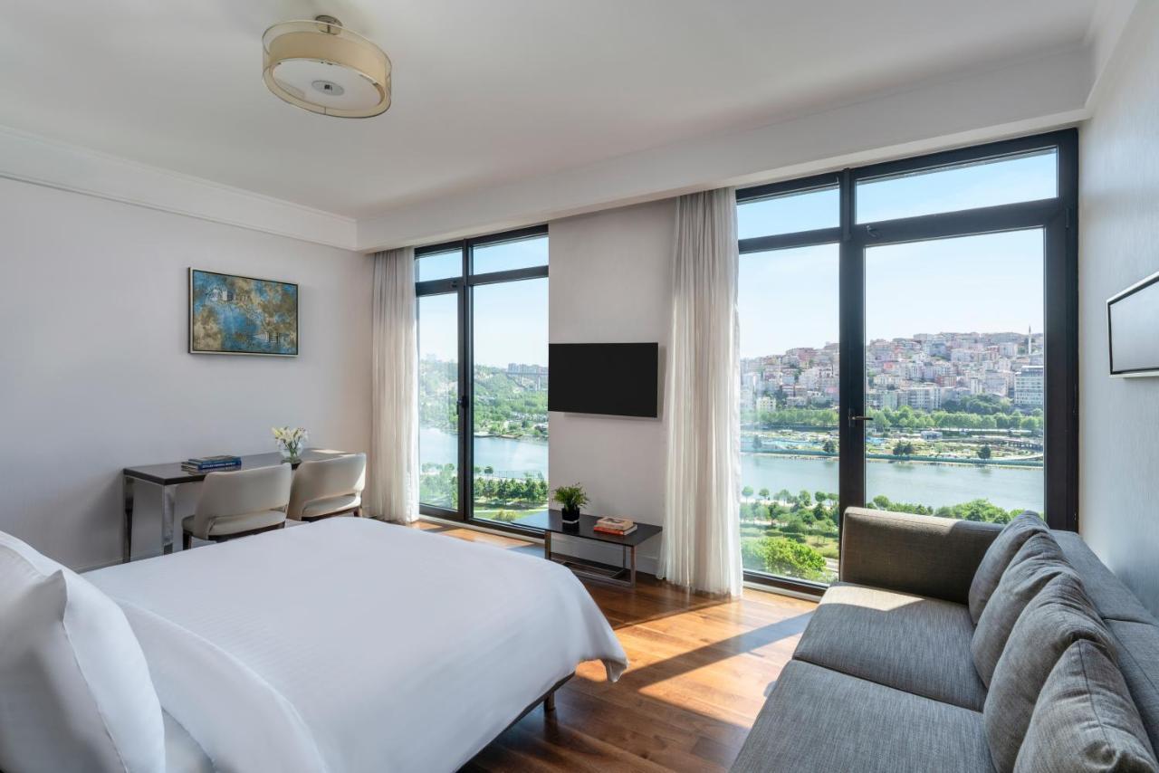 Moevenpick Istanbul Hotel Golden Horn Exteriér fotografie A guest room at the hotel