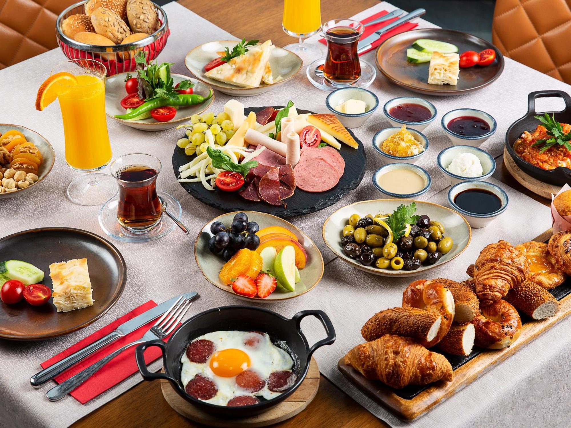 Moevenpick Istanbul Hotel Golden Horn Exteriér fotografie Turkish breakfast