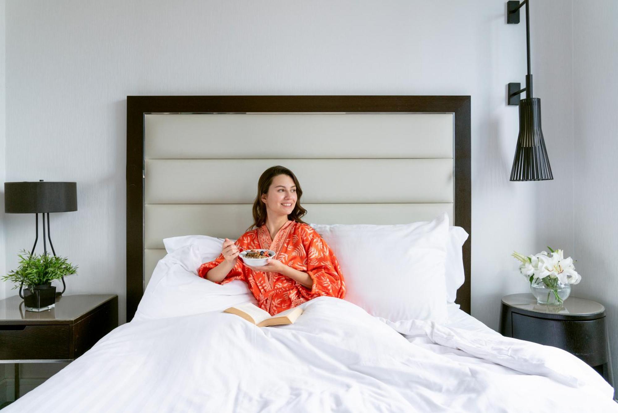 Moevenpick Istanbul Hotel Golden Horn Exteriér fotografie A woman sitting on a bed