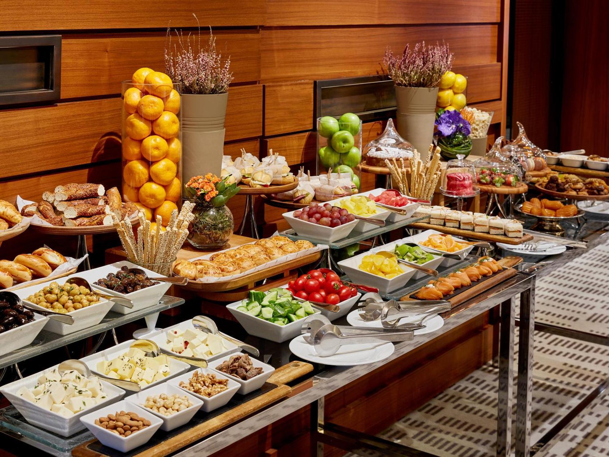 Moevenpick Istanbul Hotel Golden Horn Exteriér fotografie A buffet at a hotel