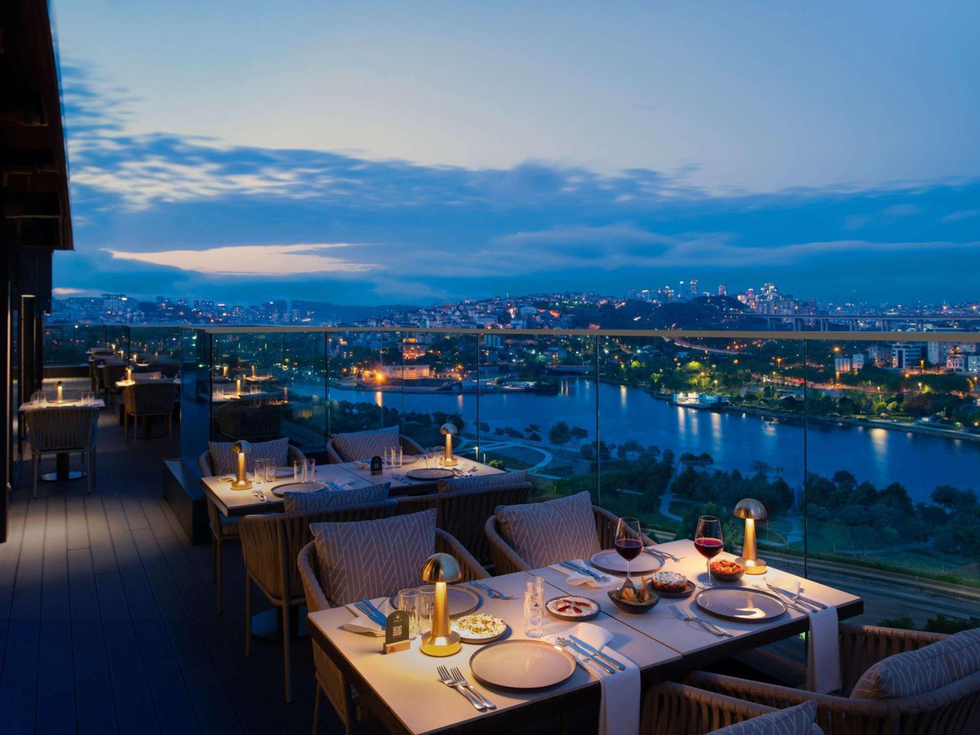 Moevenpick Istanbul Hotel Golden Horn Exteriér fotografie View from the restaurant