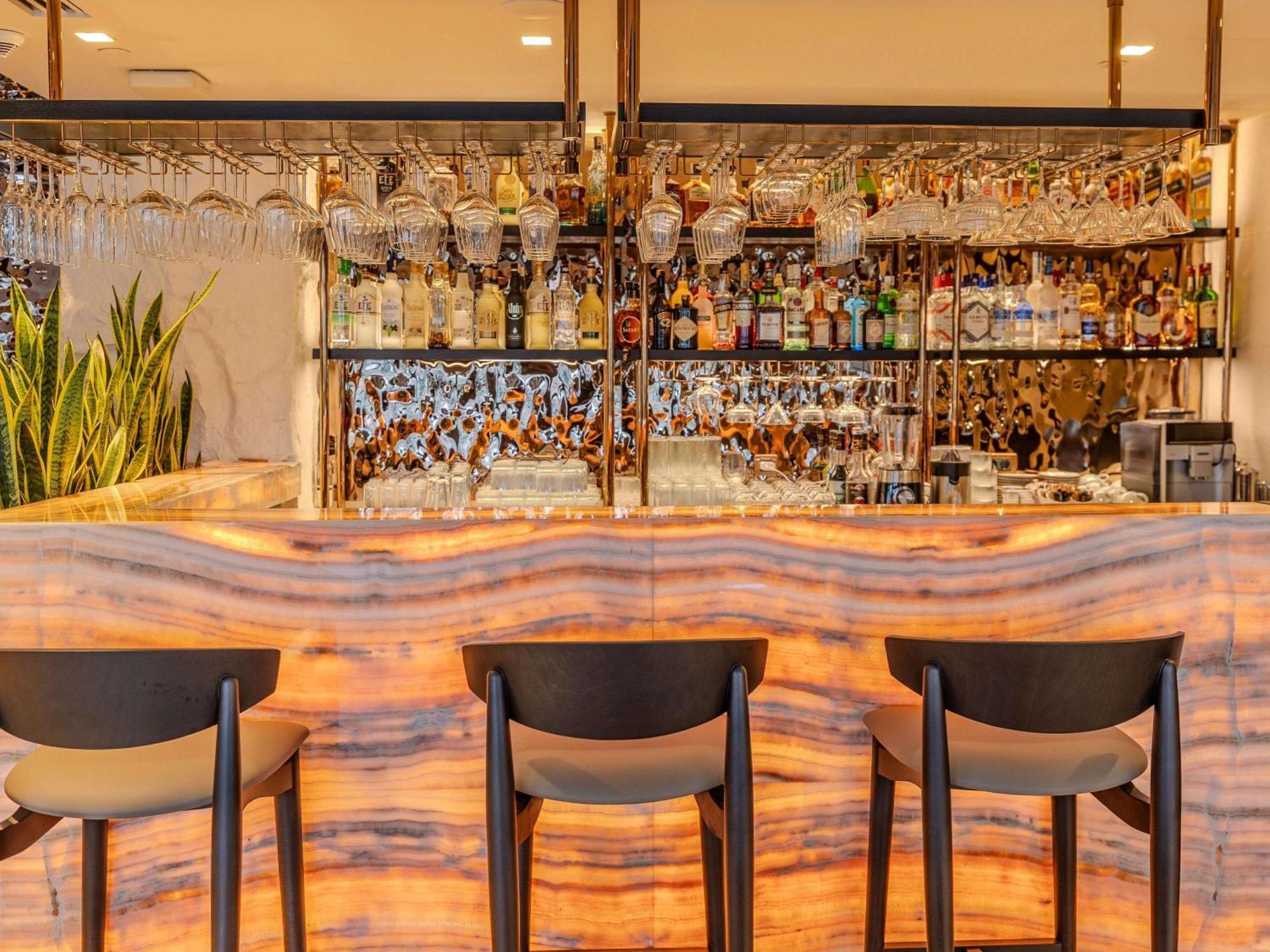 Moevenpick Istanbul Hotel Golden Horn Exteriér fotografie The bar at the restaurant