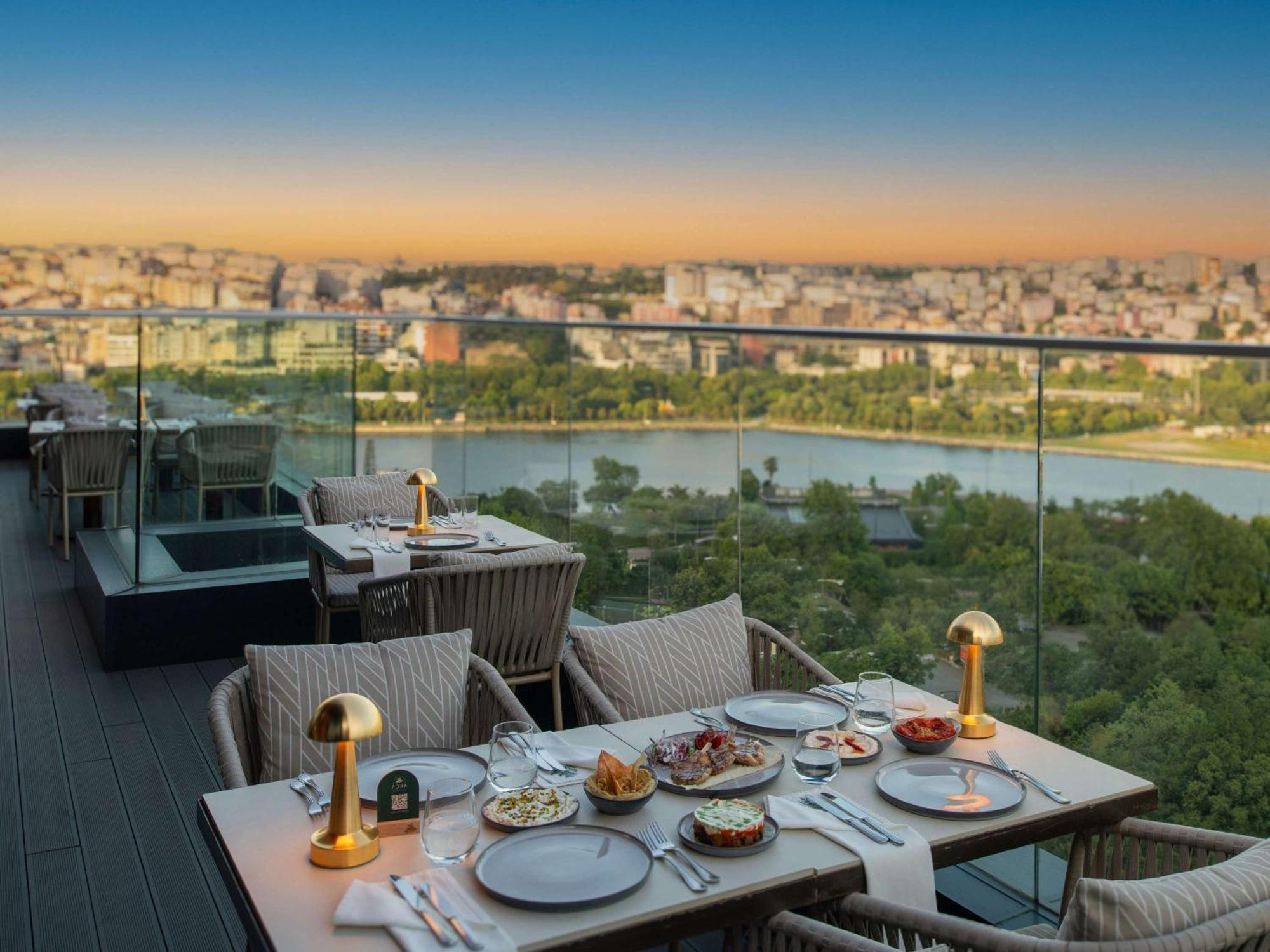 Moevenpick Istanbul Hotel Golden Horn Exteriér fotografie View from the restaurant
